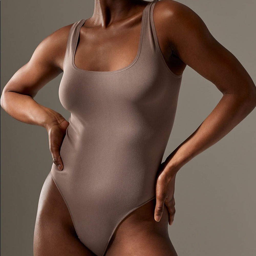 NWT Aritzia Babaton Seamless Contour Bodysuit
